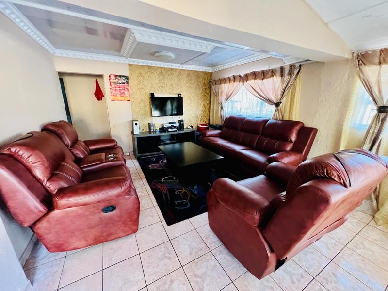 5 Bedroom Property for Sale in Umlazi KwaZulu-Natal