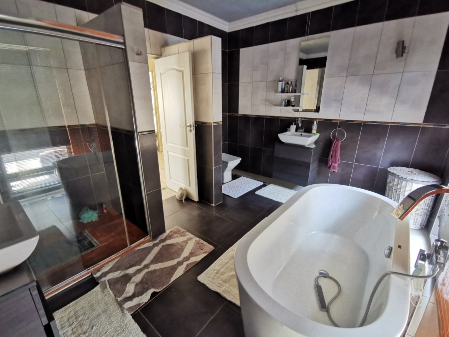 5 Bedroom Property for Sale in Chroompark Limpopo