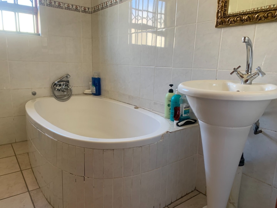 5 Bedroom Property for Sale in Aquapark Limpopo