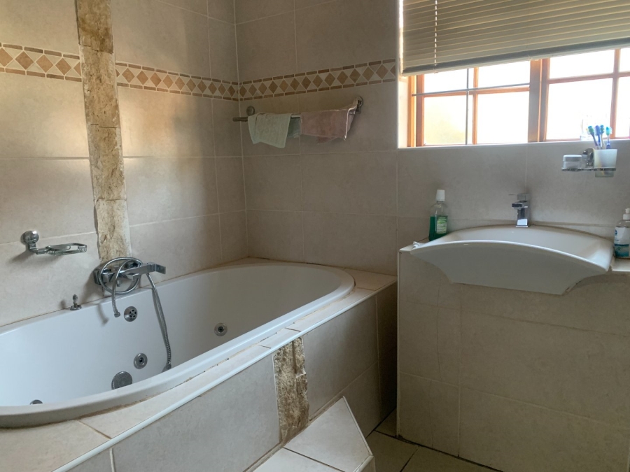 5 Bedroom Property for Sale in Golden Acres Estate Limpopo