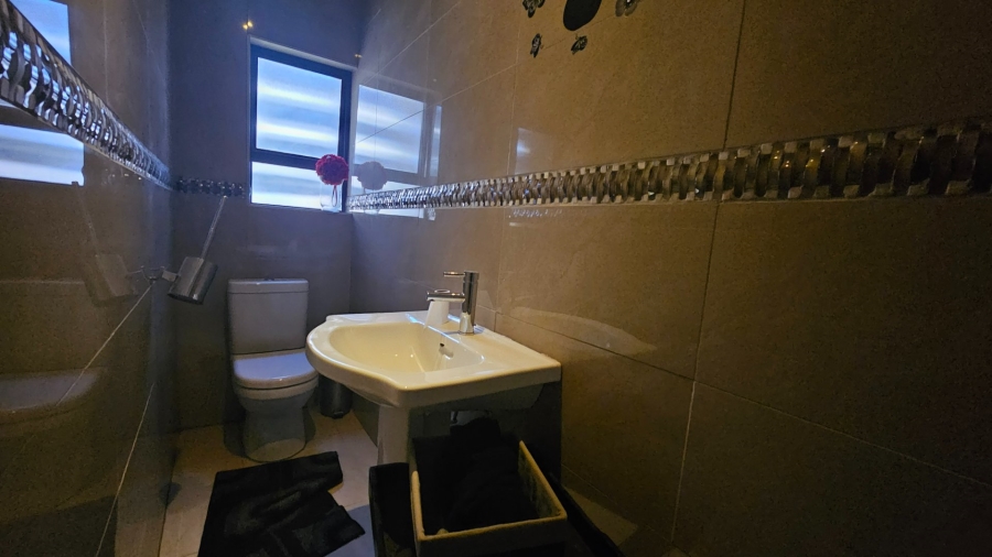 5 Bedroom Property for Sale in Woodhill Estate Limpopo
