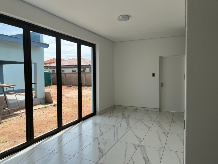 5 Bedroom Property for Sale in Chroompark Limpopo
