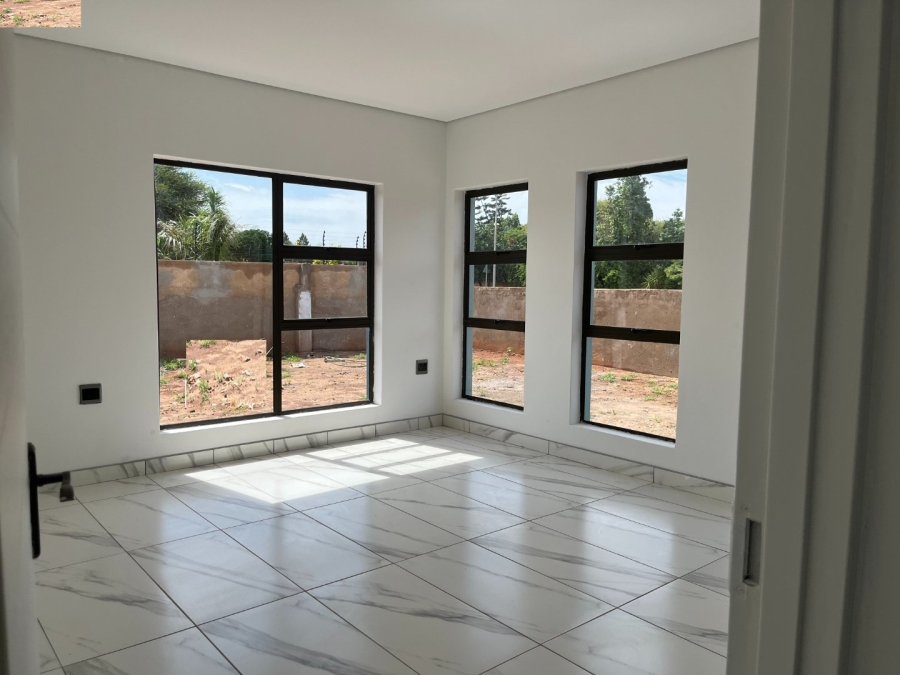 5 Bedroom Property for Sale in Chroompark Limpopo