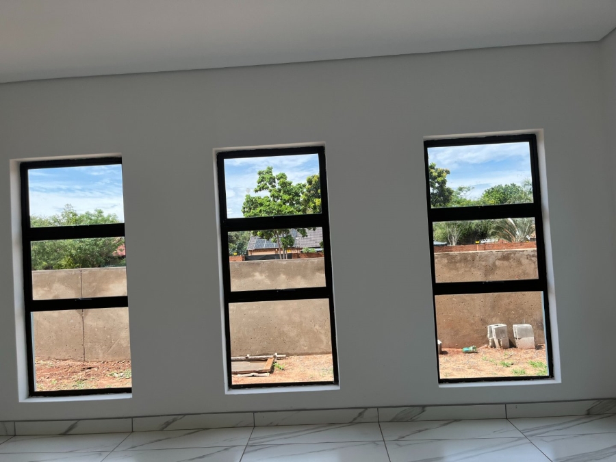 5 Bedroom Property for Sale in Chroompark Limpopo