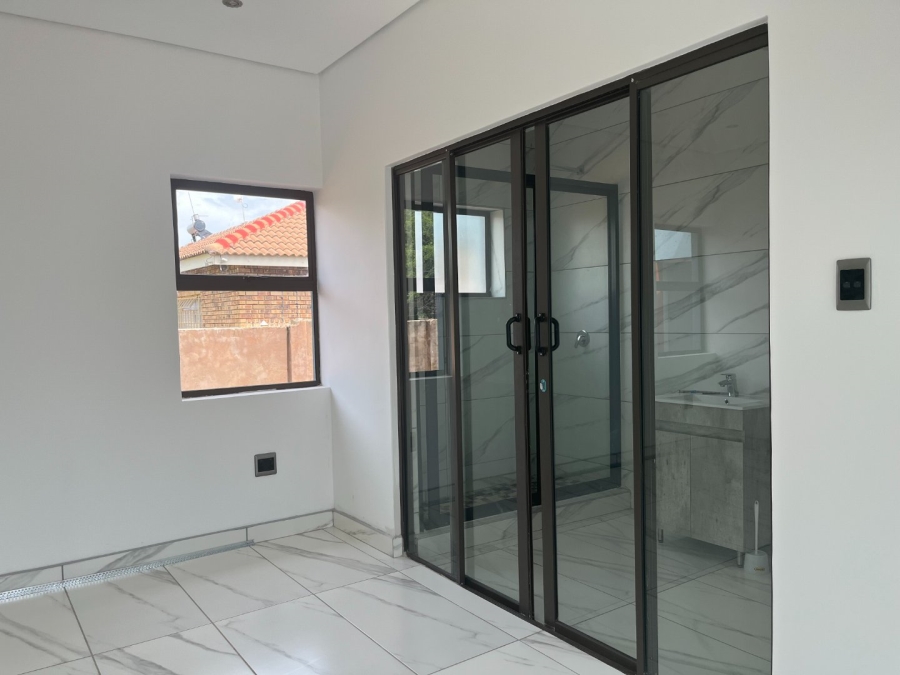 5 Bedroom Property for Sale in Chroompark Limpopo