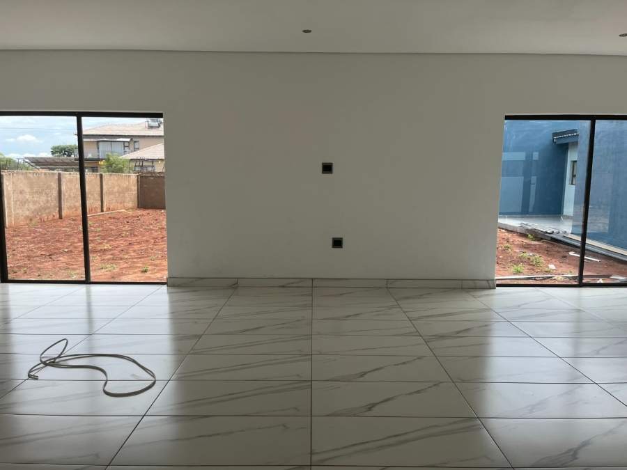 5 Bedroom Property for Sale in Chroompark Limpopo