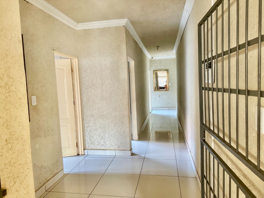 5 Bedroom Property for Sale in Chroompark Limpopo