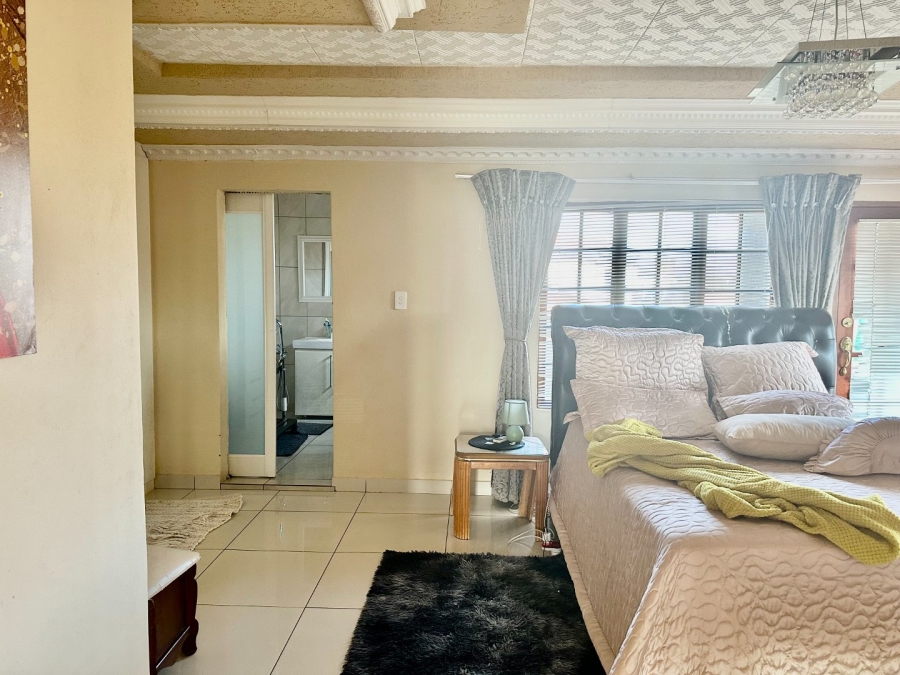 5 Bedroom Property for Sale in Chroompark Limpopo