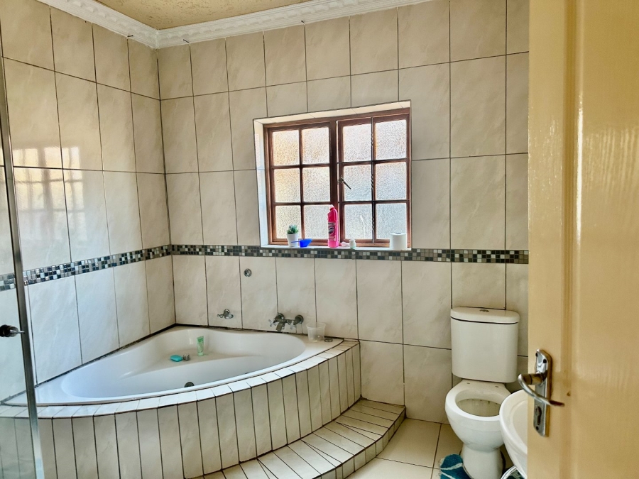 5 Bedroom Property for Sale in Chroompark Limpopo