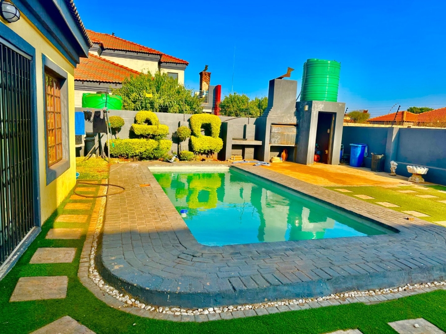 5 Bedroom Property for Sale in Chroompark Limpopo