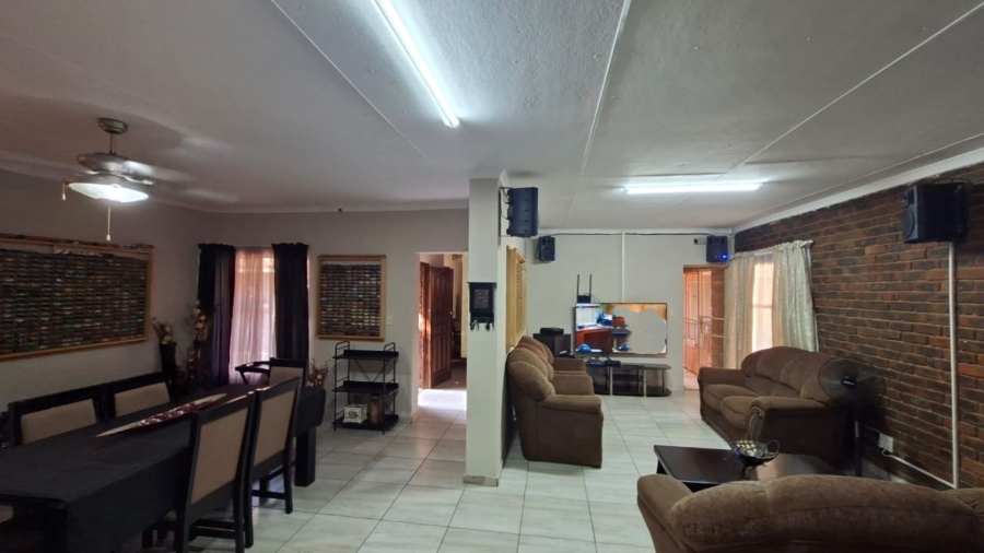 5 Bedroom Property for Sale in Chroompark Limpopo