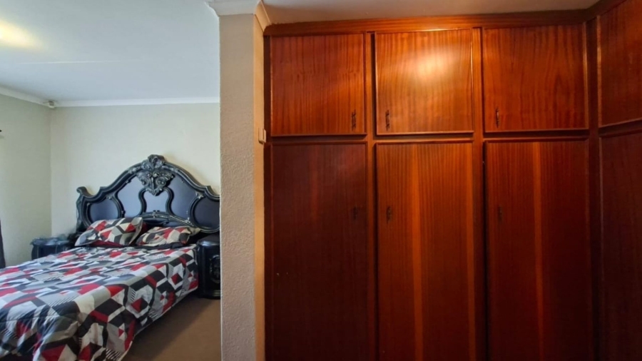 5 Bedroom Property for Sale in Chroompark Limpopo