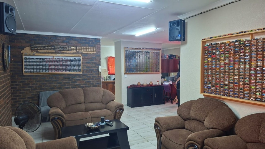 5 Bedroom Property for Sale in Chroompark Limpopo