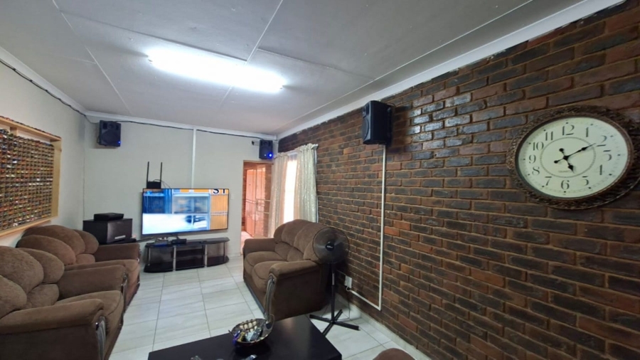 5 Bedroom Property for Sale in Chroompark Limpopo