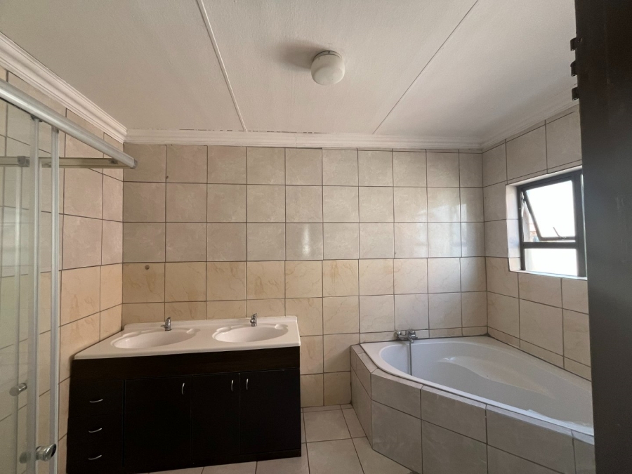 To Let 5 Bedroom Property for Rent in Thornhill Limpopo