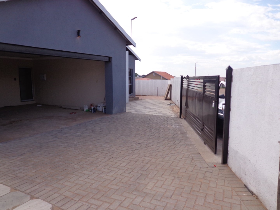 To Let 3 Bedroom Property for Rent in Bendor Limpopo