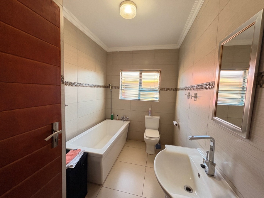 To Let 4 Bedroom Property for Rent in Fauna Park Limpopo