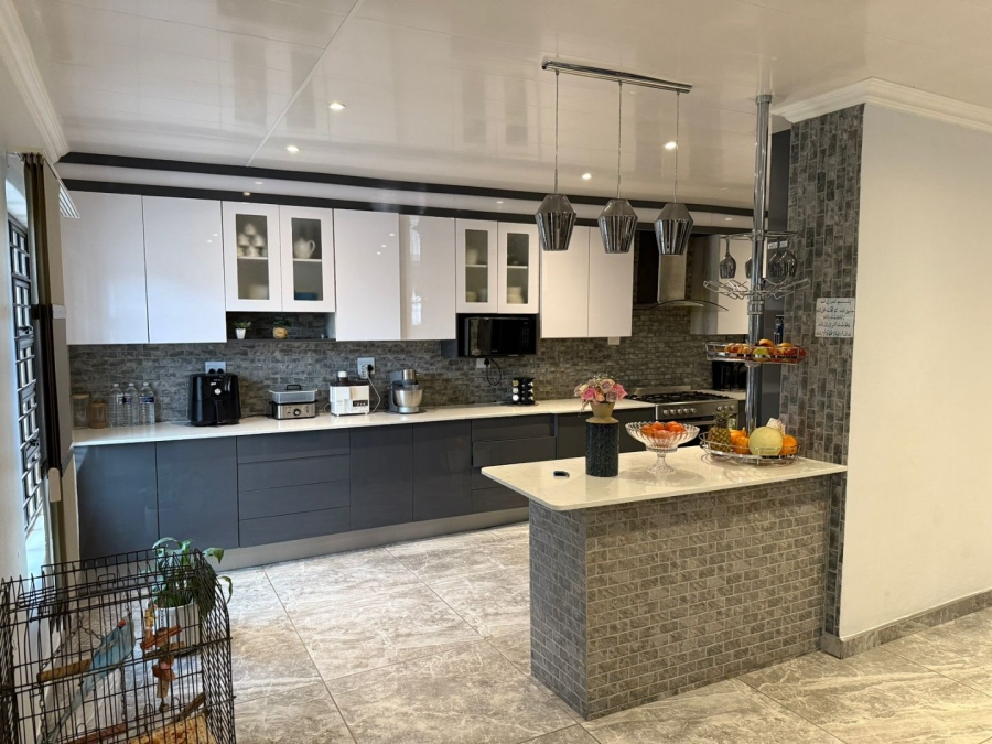5 Bedroom Property for Sale in Nirvana Limpopo