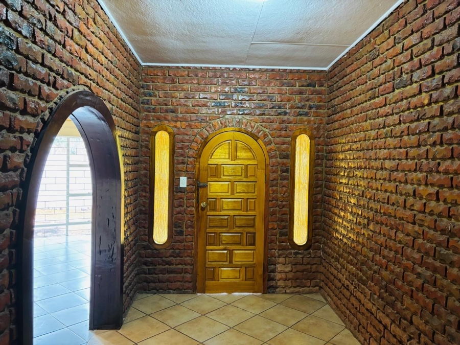 5 Bedroom Property for Sale in Chroompark Limpopo