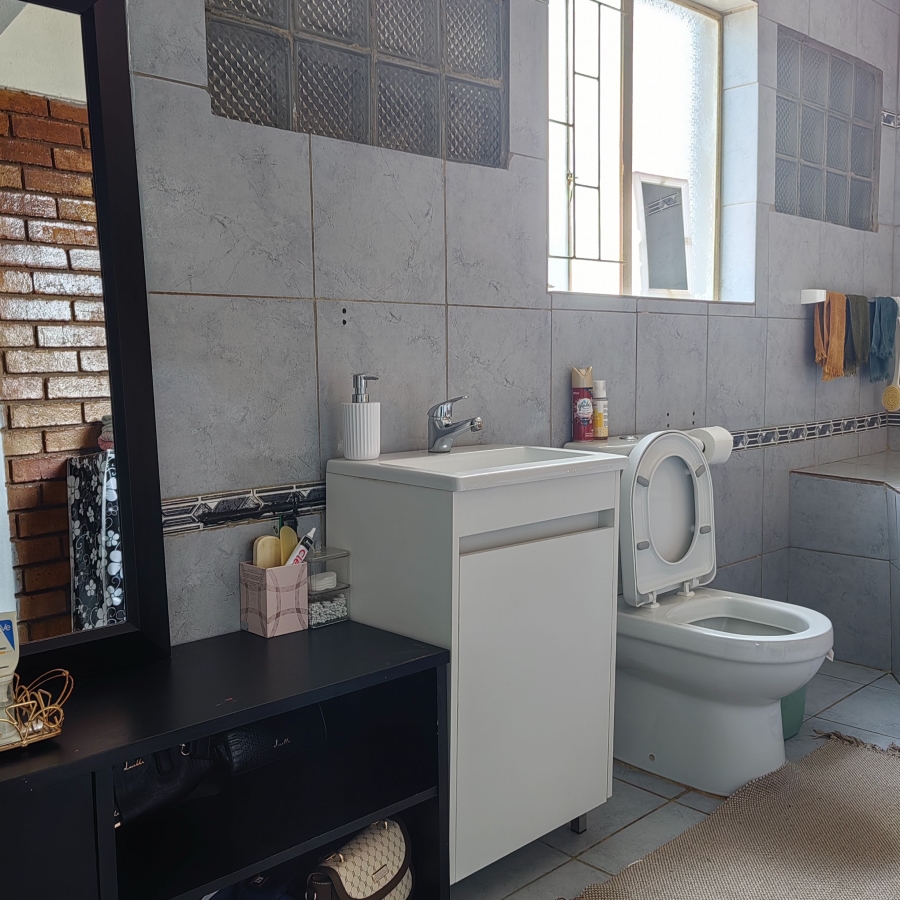 5 Bedroom Property for Sale in Flora Park Limpopo