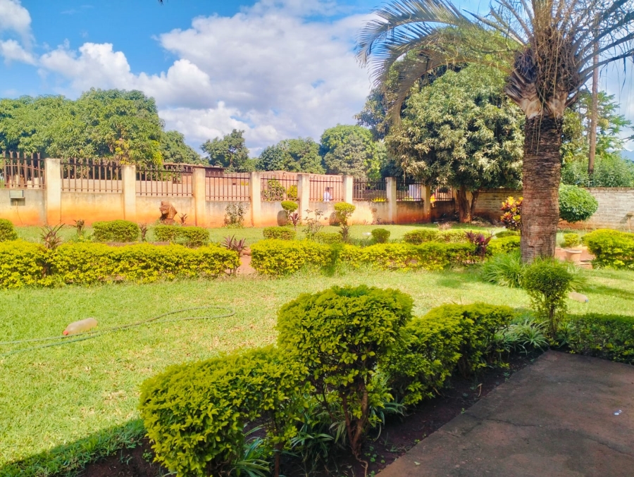 5 Bedroom Property for Sale in Lenyenye Limpopo