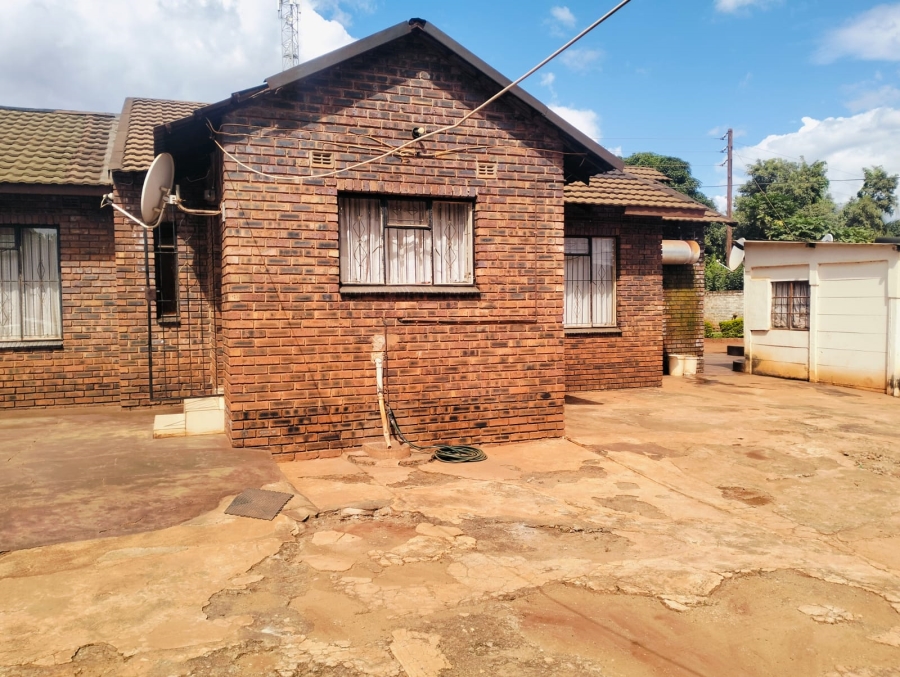 5 Bedroom Property for Sale in Lenyenye Limpopo