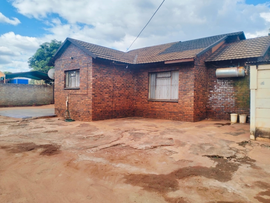 5 Bedroom Property for Sale in Lenyenye Limpopo
