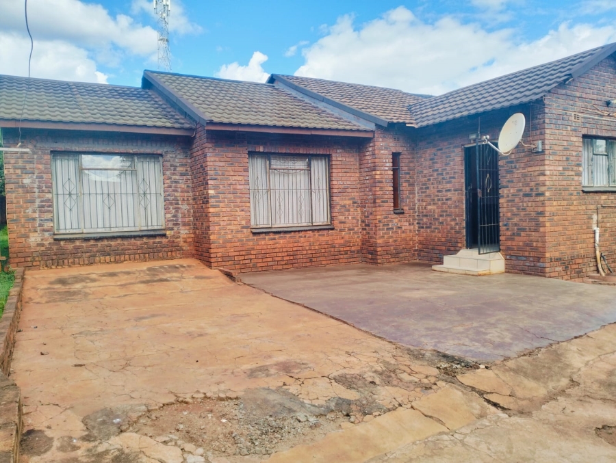 5 Bedroom Property for Sale in Lenyenye Limpopo