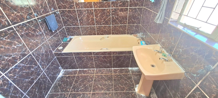 5 Bedroom Property for Sale in Fauna Park Limpopo
