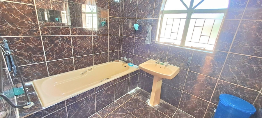 5 Bedroom Property for Sale in Fauna Park Limpopo