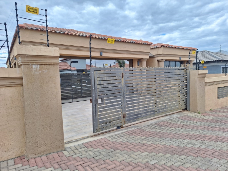 3 Bedroom Property for Sale in Mahlasedi Park Limpopo