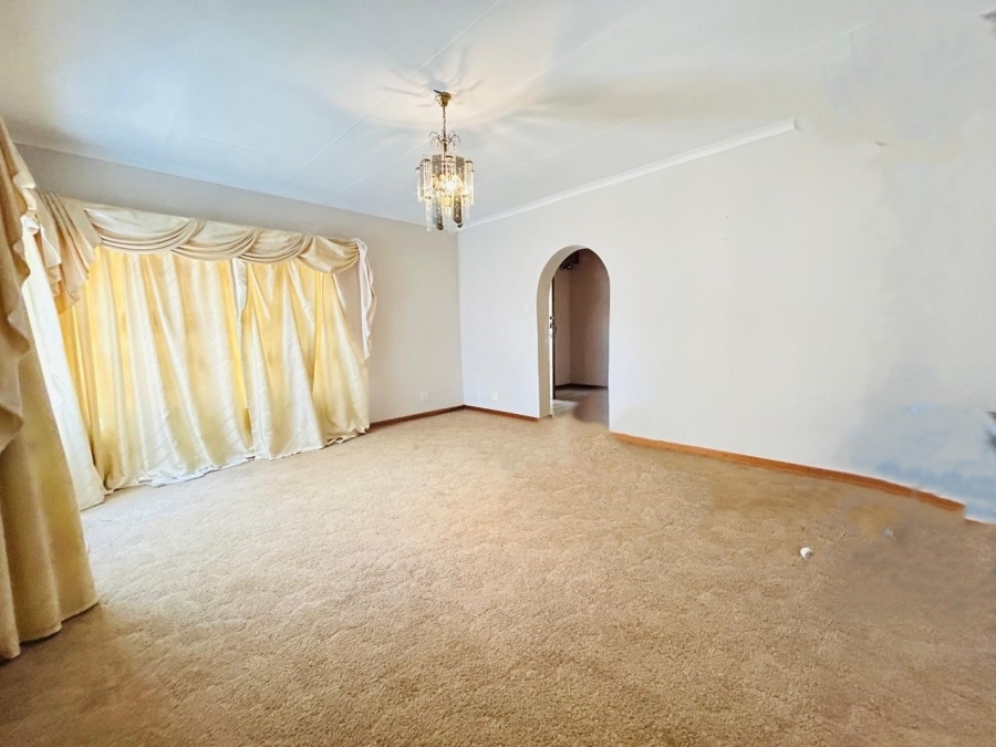 5 Bedroom Property for Sale in Chroompark Limpopo