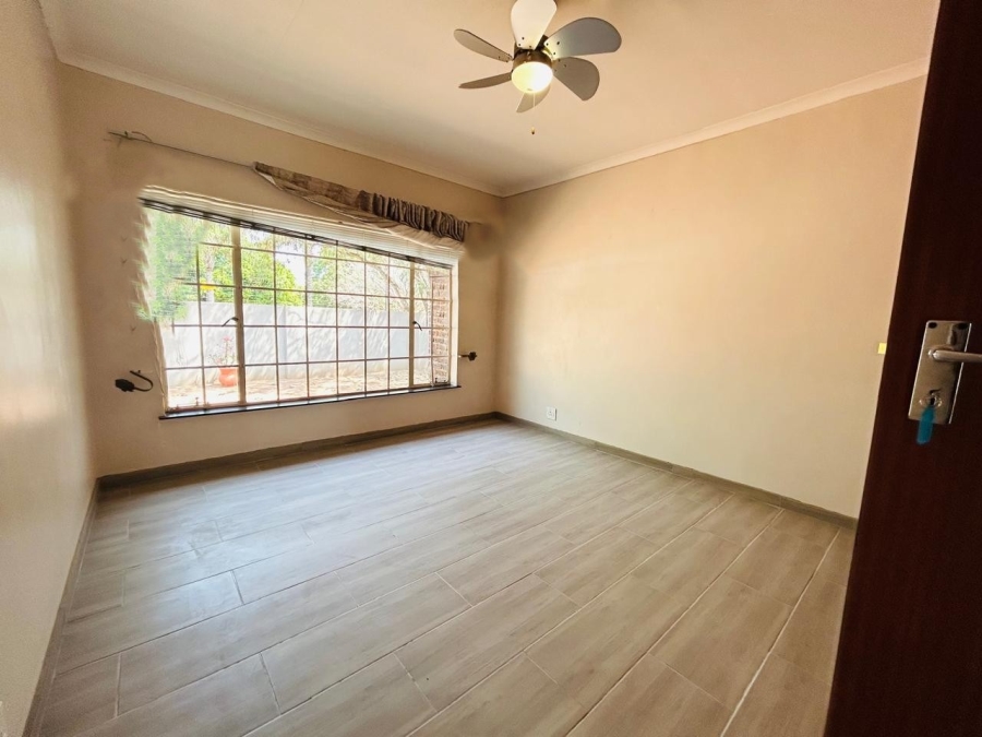 5 Bedroom Property for Sale in Chroompark Limpopo