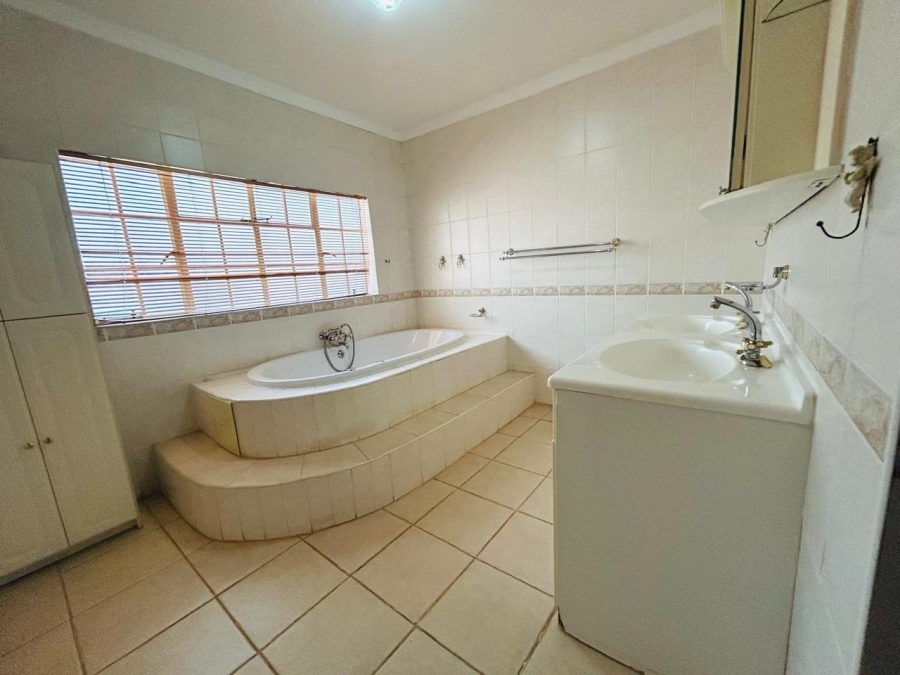 5 Bedroom Property for Sale in Chroompark Limpopo