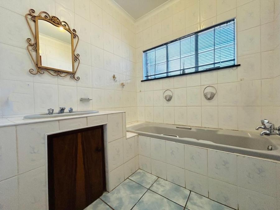 5 Bedroom Property for Sale in Chroompark Limpopo
