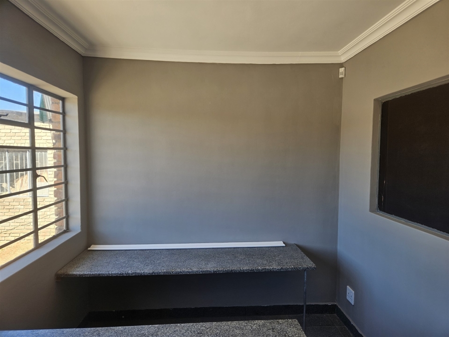 To Let commercial Property for Rent in Hoedspruit Limpopo