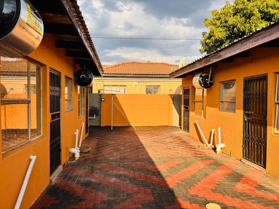 8 Bedroom Property for Sale in Mahwelereng Limpopo