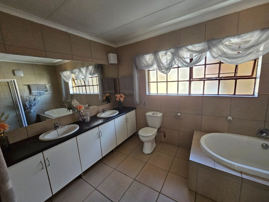6 Bedroom Property for Sale in Bendor Limpopo