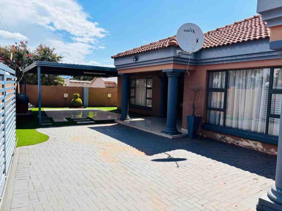 4 Bedroom Property for Sale in Mahwelereng Limpopo