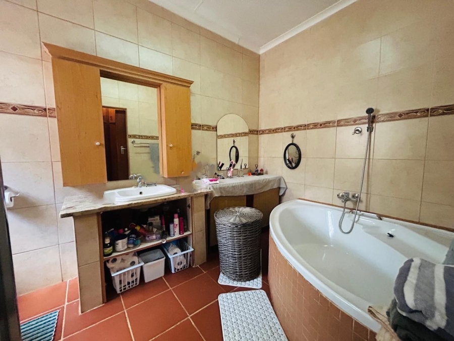 5 Bedroom Property for Sale in Chroompark Limpopo