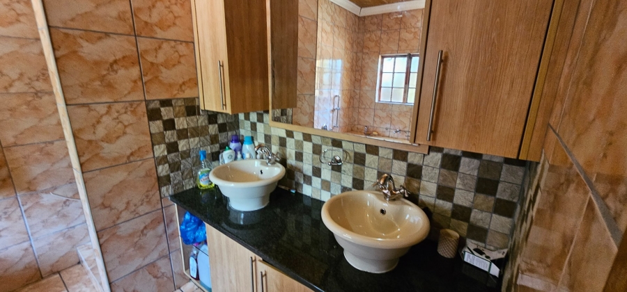 5 Bedroom Property for Sale in Moregloed Limpopo