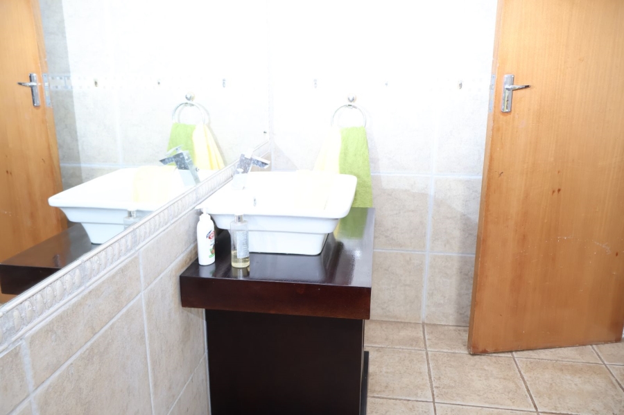 5 Bedroom Property for Sale in Chroompark Limpopo