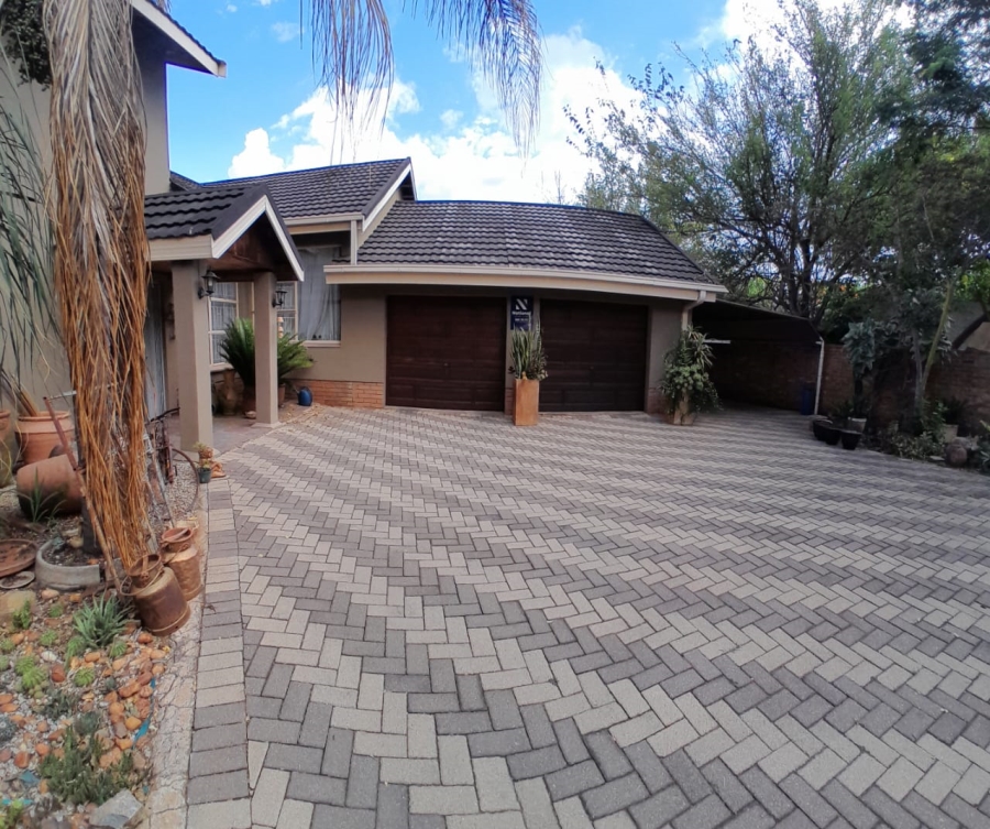 4 Bedroom Property for Sale in Fauna Park Limpopo
