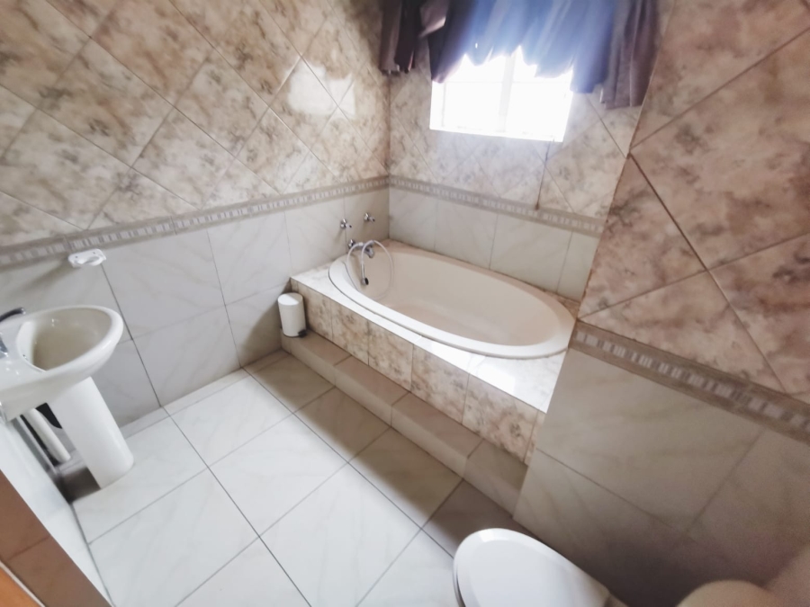 5 Bedroom Property for Sale in Fauna Park Limpopo