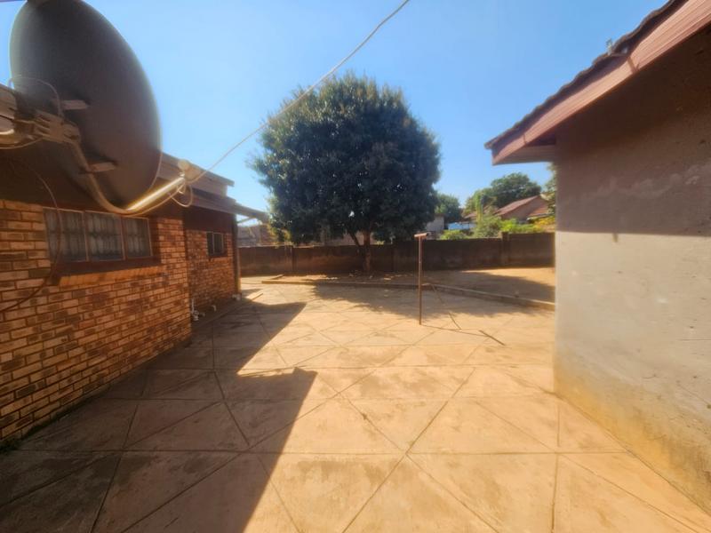 To Let 4 Bedroom Property for Rent in Shayandima Limpopo
