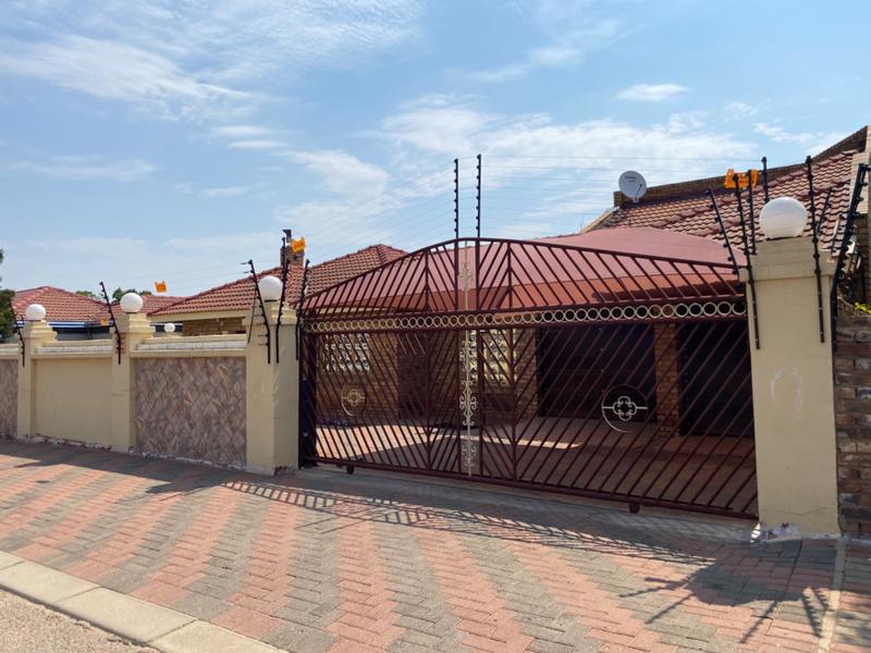 3 Bedroom Property for Sale in Akasia Limpopo