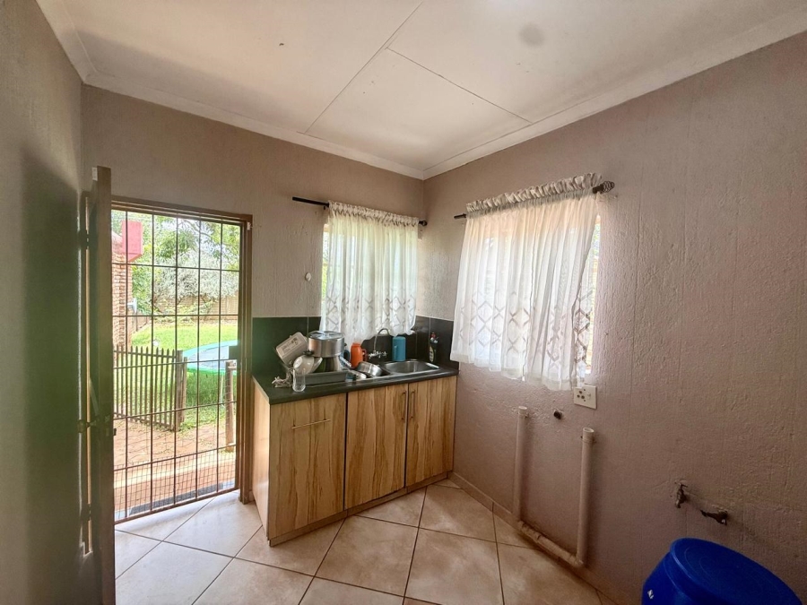 To Let 4 Bedroom Property for Rent in Flora Park Limpopo
