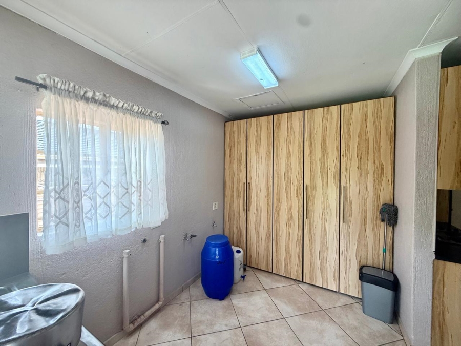 To Let 4 Bedroom Property for Rent in Flora Park Limpopo