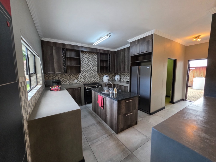 5 Bedroom Property for Sale in Debron Limpopo