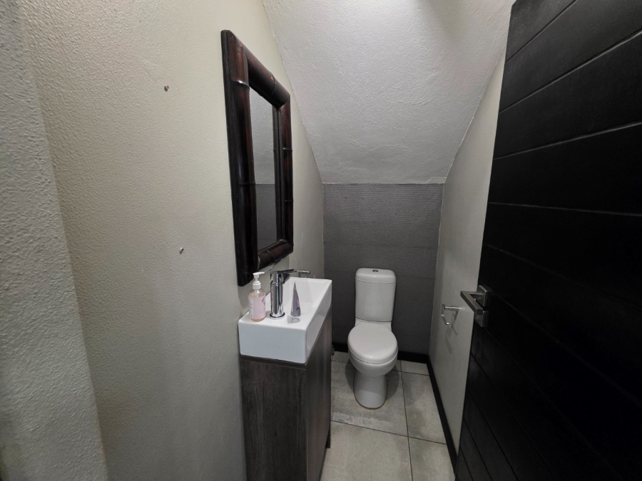 5 Bedroom Property for Sale in Debron Limpopo